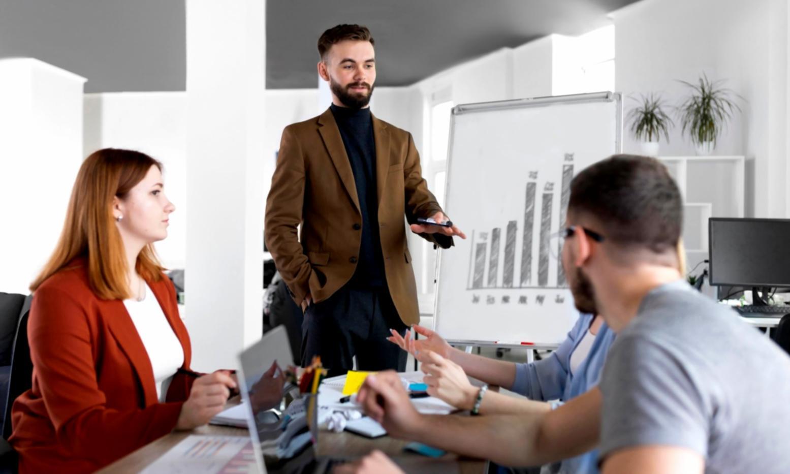 Команда специалистов обсуждает стратегию развития бизнеса в современном офисе